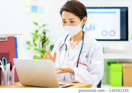 A female doctor who offers online medical treatment at a hospital 130501295