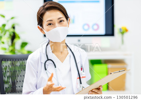 A female doctor who offers online medical treatment at a hospital 130501296