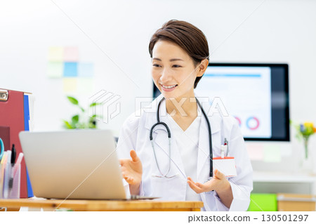 A female doctor who offers online medical treatment at a hospital 130501297