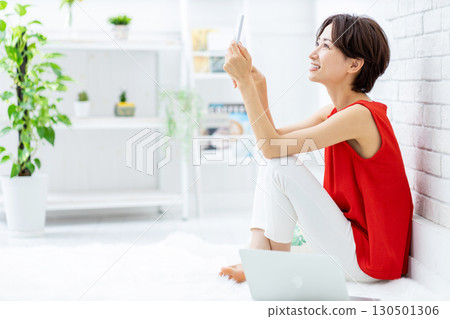 女人在智能手機上觀看視頻 130501306