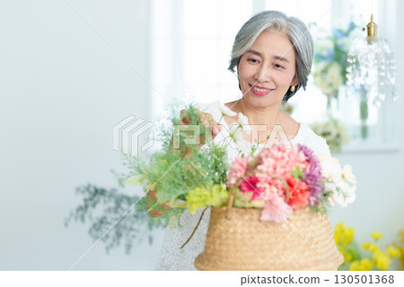 中年婦女插花人造花 中年婦女插花人造花 130501368