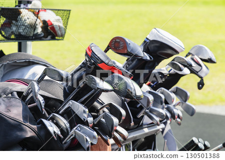 車裡有很多高爾夫球桿 130501388