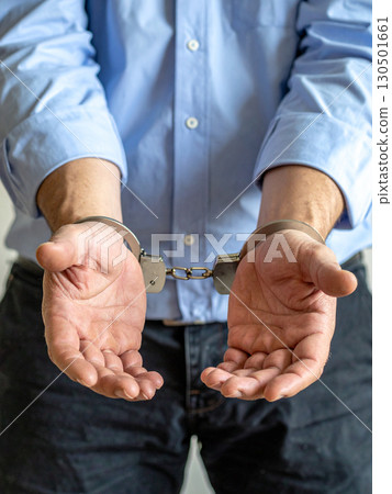 逮捕手銬罪犯 130501661