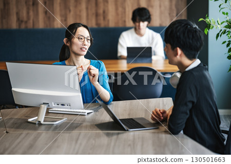一家 IT 公司開會的年輕職業女性 130501663