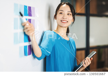 正在開會的年輕職業女性 130501667