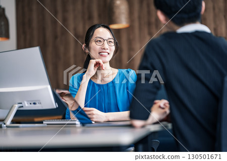 一家 IT 公司開會的年輕職業女性 一家 IT 公司開會的年輕職業女性 130501671