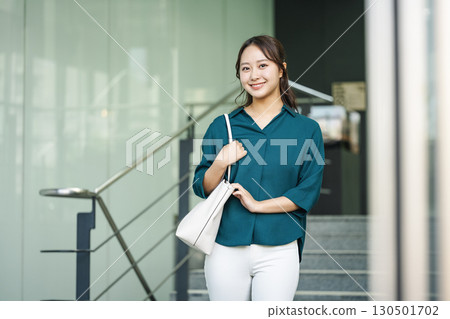 一位職業婦女上班的肖像 一位職業婦女上班的肖像 130501702