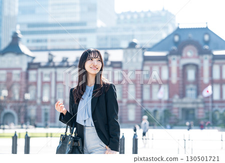 一位年輕職業婦女上下班途中的肖像 一位年輕職業婦女上下班途中的肖像 130501721