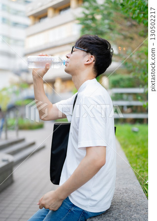 Men who hydrate Men who hydrate 130502217