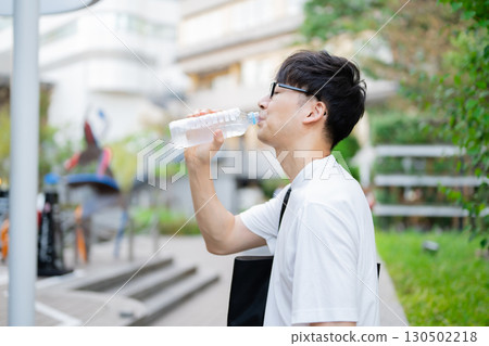 Men who hydrate Men who hydrate 130502218