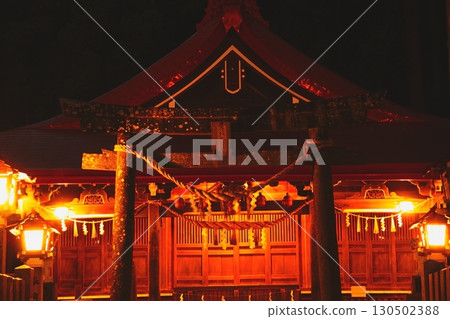 夜晚的金蛇水神社本殿熠熠生輝 130502388
