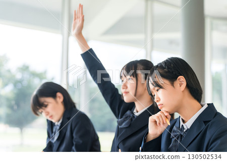 學校教室裡，穿著制服的小學生、國中生、高中生、高中女生（朋友）上課時積極舉手 130502534