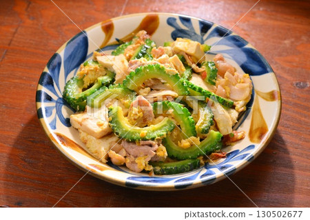 沖繩苦瓜雜燴,一種用苦瓜、豬肉、老豆腐、雞蛋和鰹魚片製成的當地菜餚。 沖繩苦瓜雜燴,一種用苦瓜、豬肉、老豆腐、雞蛋和鰹魚片製成的當地菜餚。 130502677
