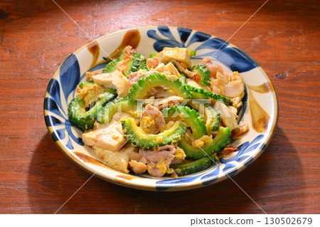 沖繩苦瓜雜燴，一種用苦瓜、豬肉、老豆腐、雞蛋和鰹魚片製成的當地菜餚。 130502679