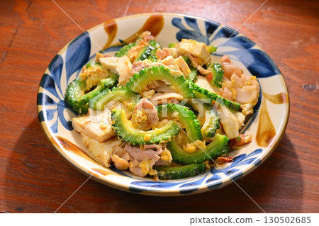 沖繩苦瓜雜燴,一種用苦瓜、豬肉、老豆腐、雞蛋和鰹魚片製成的當地菜餚。 沖繩苦瓜雜燴,一種用苦瓜、豬肉、老豆腐、雞蛋和鰹魚片製成的當地菜餚。 130502685