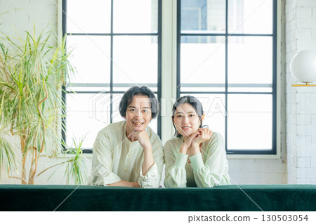 沙發情侶微笑 130503054