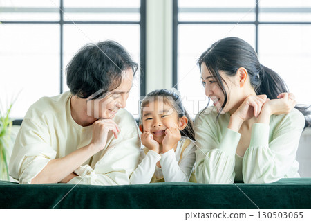 年輕的家庭、父母與孩子、友誼、微笑 130503065