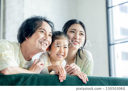 年輕的家庭、父母與孩子、友誼、微笑 130503068