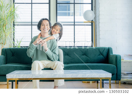 女兒和爸爸在客廳裡 130503102
