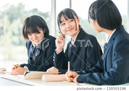 小學生、國中生、高中生和女高中生(朋友)在學校教室一起上課 小學生、國中生、高中生和女高中生(朋友)在學校教室一起上課 130503196