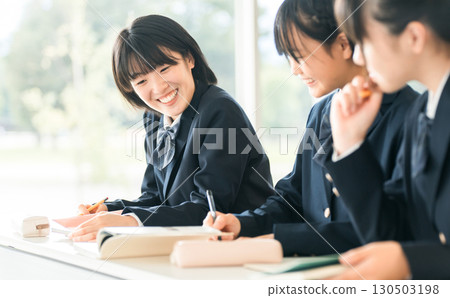 小學生、國中生、高中生和女高中生（朋友）在學校教室一起上課 130503198