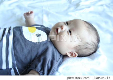 3個月大的寶寶 130503213