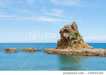 Lion Rock towering over the blue sea - Natural scenery of Umegahama, Nichinan City 130503285