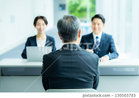 接受采訪的老人 130503783