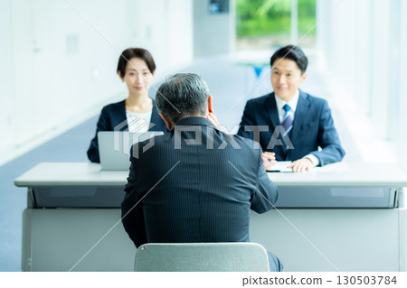 接受采訪的老人 130503784