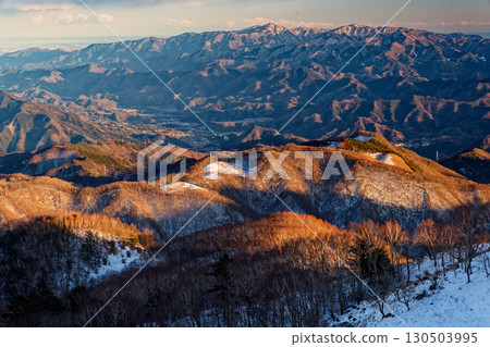 The Tanzawa mountain range in the evening light as seen from Shiratani-no-maru in the Daibosatsu Range 130503995