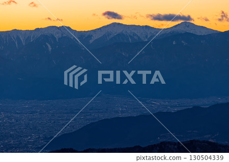 從大菩薩山白谷丸眺望，夕陽西下的南阿爾卑斯山、白峰三山、甲府盆地的街道 130504339