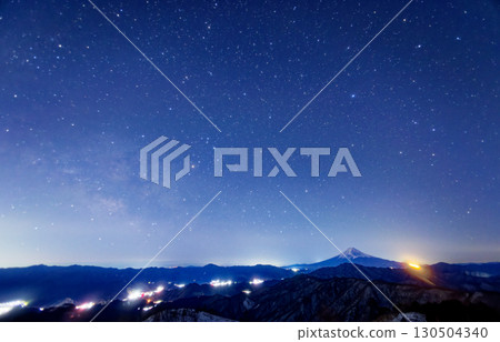 從大菩薩山白谷丸眺望的富士山夜景，以及冉冉升起的天蠍座和銀河 130504340