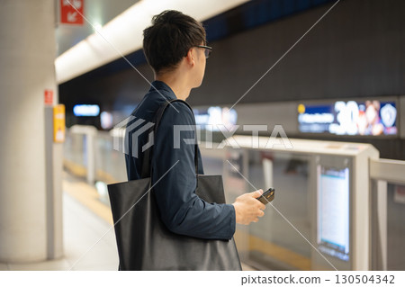 一名男子在車站月台上等火車 130504342