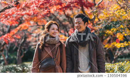 一對情侶正在享受與秋葉的約會 130504396
