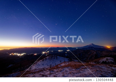 從大菩薩山白谷丸眺望富士山夜景與黎明星空 130504448