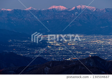 黎明時分，從大菩薩山脈和白谷丸眺望南阿爾卑斯山脈，包括荒川山、赤石山、聖山以及甲府盆地的燈光 130504687