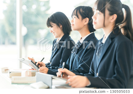 Elementary school, junior high school, and high school students taking classes on digital devices such as tablets and computers (ICT education, e-learning) 130505033