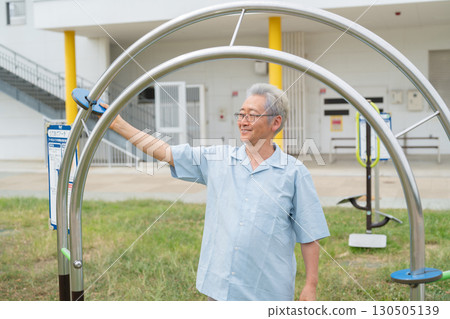 在公園裡鍛煉的男人 130505139