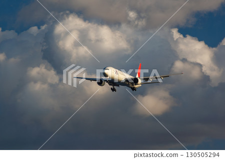 飛機，各種表情的雲，夏日的天空，夏日的雲，777，著陸 130505294
