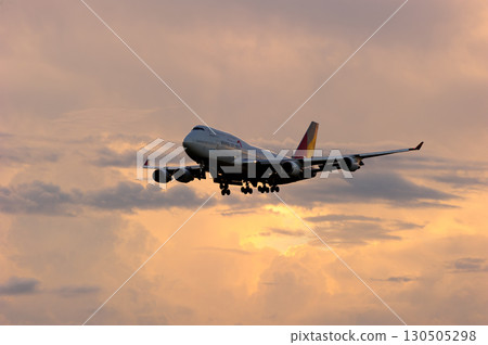 飛機，各種表情的雲，傍晚的天空，降落的747 130505298