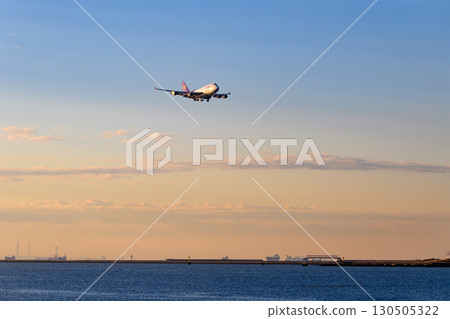 飛機，各種表情的雲，傍晚的天空，清晨，747 130505322