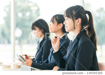 使用平板電腦、電腦等數位設備上課的小學、國中、高中學生(ICT教育、電子學習) 使用平板電腦、電腦等數位設備上課的小學、國中、高中學生(ICT教育、電子學習) 130505385