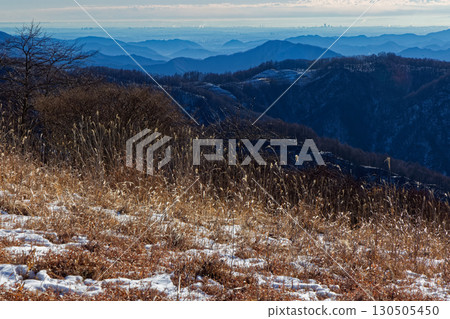 Winter view of the Daibosatsu Range and the townscape of the Kanto Plain from Okura Takamaru 130505450