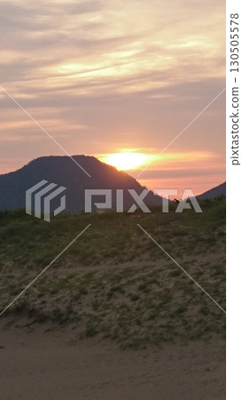 山在早晨的陽光下染色 山在早晨的陽光下染色 130505578
