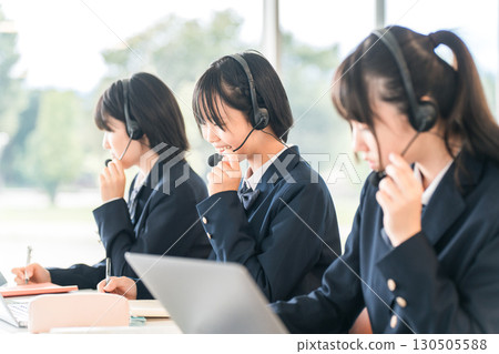 小學、國中、高中學生配戴對講機和耳機上課（ICT教育、電子學習） 130505588