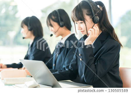 Elementary school, junior high school, and high school students taking classes wearing intercoms and headsets (ICT education, e-learning) Elementary school, junior high school, and high school students taking classes wearing intercoms and headsets (ICT education, e-learning) 130505589