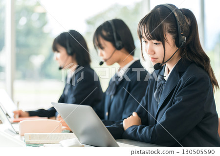 小學、國中、高中學生配戴對講機和耳機上課(ICT教育、電子學習) 小學、國中、高中學生配戴對講機和耳機上課(ICT教育、電子學習) 130505590