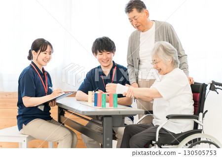 在護理和復健機構工作的職業治療師和正在接受復健治療的老年男性 130505753