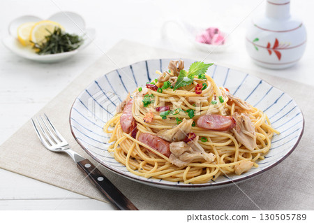 舞茸香腸奶油醬油義大利麵 美味日式義大利麵 舞茸香腸奶油醬油義大利麵 美味日式義大利麵 130505789