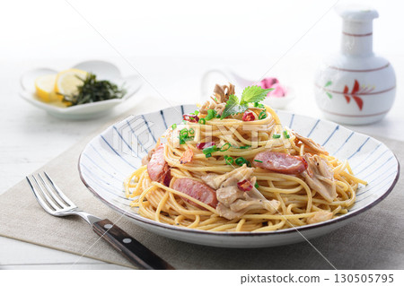 Maitake mushroom and sausage butter and soy sauce pasta Appetizing Japanese-style spaghetti Maitake mushroom and sausage butter and soy sauce pasta Appetizing Japanese-style spaghetti 130505795